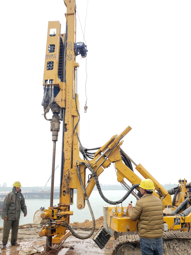 湖南常德澧縣張公廟特大橋高壓旋噴引孔施工.jpg